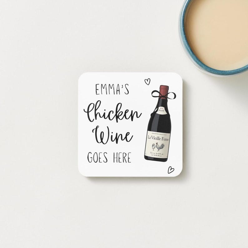 Op de afbeelding: Vierkante witte onderzetter met de tekst "EMMA'S Chicken Wine GOES HERE" in zwart schrift. Een illustratie van een wijnfles met een rode dop en zwart etiket staat rechts. Een kopje koffie staat in de rechterbovenhoek.