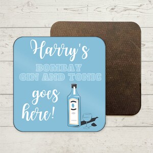 Könnte beinhalten: Blauer quadratischer Untersetzer mit dem Text "Harry's Bombay Gin and Tonic goes here!" und einer Cartoon-Abbildung einer Gin-Flasche und eines Glases.
