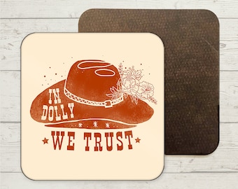 Sottobicchiere In Dolly We Trust, regali di Dolly Parton, regalo di cultura pop, fan della musica country, regalo per lei, cosa farebbe Dolly, regali da cowgirl