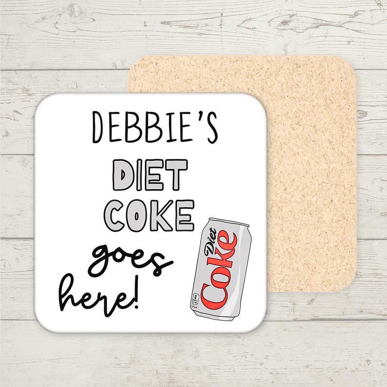 Peut inclure: Sous-verre blanc avec le texte "DEBBIE'S DIET COKE goes here!" et une canette de Coca-Cola light.