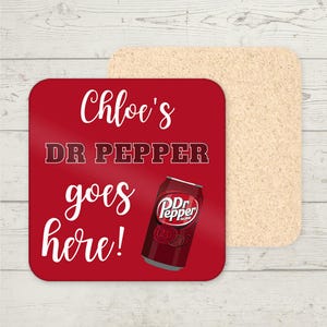 Può includere: Sottobicchiere quadrato rosso con testo bianco che dice "Chloe's Dr Pepper goes here!" e una grafica di una lattina di Dr Pepper.