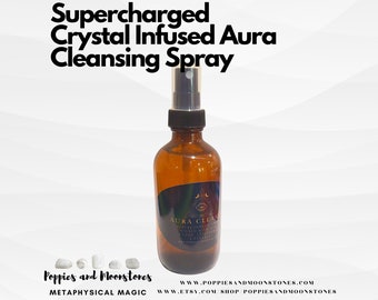 Puede incluir: Una botella de vidrio marrón con una boquilla de pulverización llena de un líquido transparente. La botella tiene una etiqueta negra con el texto "AURA CLEAN" y las palabras "Supercharged Crystal Infused Aura Cleansing Spray" están escritas en negro sobre la botella. El texto "Poppies and Moonstones Metaphysical Magic" está escrito debajo de la botella.