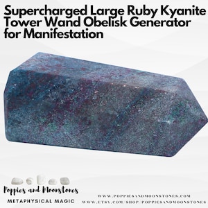 Può includere: Un grande generatore di obelisco di bacchetta di torre di cianite blu scuro e viola. Il cristallo è lucido e ha una punta appuntita. Il testo "Supercharged Large Ruby Kyanite Tower Wand Obelisk Generator for Manifestation" è nella parte superiore dell'immagine. Il testo "Poppies and Moonstones Metaphysical Magic" è nella parte inferiore dell'immagine.