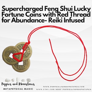 Puede incluir: Tres monedas chinas de la suerte de latón atadas con un cordón rojo. Las monedas tienen caracteres chinos. El texto de la imagen dice "Supercharged Feng Shui Lucky Fortune Coins with Red Thread for Abundance- Reiki Infused". Poppies and Moonstones Magia Metafísica www.poppiesandmoonstones.com www.etsy.com/shop poppiesandmoonstones
