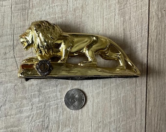 Figura de metal del Club Internacional de Leones