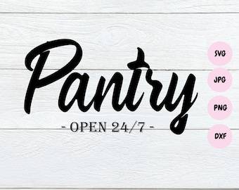 Op de afbeelding: Zwart script op een witte houten achtergrond leest "Pantry - OPEN 24/7 -". Roze cirkels met bestandstype afkortingen (SVG, JPG, PNG, DXF) staan rechts. Het bord is voor een voorraadkast.