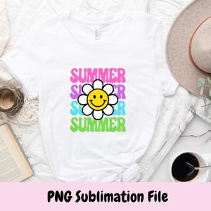Op de afbeelding: Een wit t-shirt met korte mouwen en een centrale afbeelding van een geel smileygezicht in een witte madeliefjesbloem. Het woord SUMMER is gedrukt in gestapelde, golvende, roze, paarse, blauwe en groene tekst achter de bloemafbeelding.