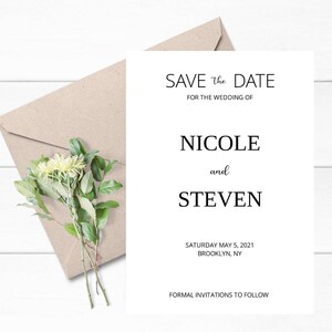 Op de afbeelding: Save the date-kaart met een witte achtergrond en zwarte tekst. De kaart zegt "Save the Date" voor de bruiloft van Nicole en Steven. De datum is zaterdag 5 mei 2021 in Brooklyn, NY. De kaart zegt ook "Formal Invitations to Follow."