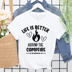 La vie est meilleure autour d&#39;un feu de camp, Svg camping, Citation Svg camping, Svg aventure, Conception de feu de camp, Svg feu de camp, Svg mode camping