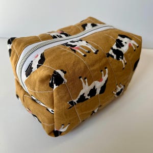 Trousse à cosmétiques matelassée vache brune - Trousse de maquillage imprimé vache, pochette de voyage à fermeture éclair, cadeau fait main pour elle, esthétique cow-girl occidentale, pochette beige