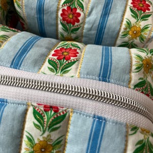 Pochette en coton matelassé de style vintage - Maquillage floral fait main ou trousse de voyage