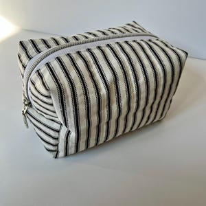 Trousse à maquillage matelassée à rayures noires - Trousse de maquillage minimaliste, organiseur de voyage à fermeture éclair fait main, cadeau pour elle