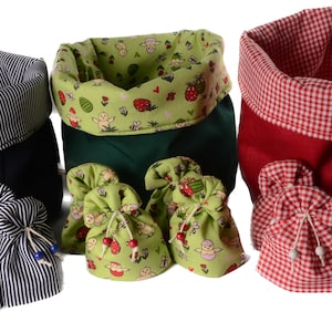 Bread basket set consisting of a bread basket and 4 egg warmers in different designs