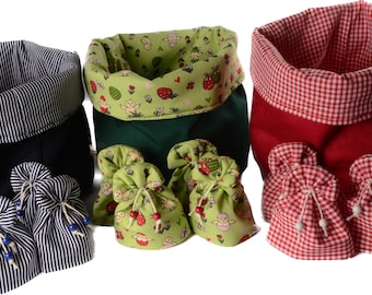Broodmandenset bestaande uit een broodjesmand en 4 eierwarmers in verschillende designs.