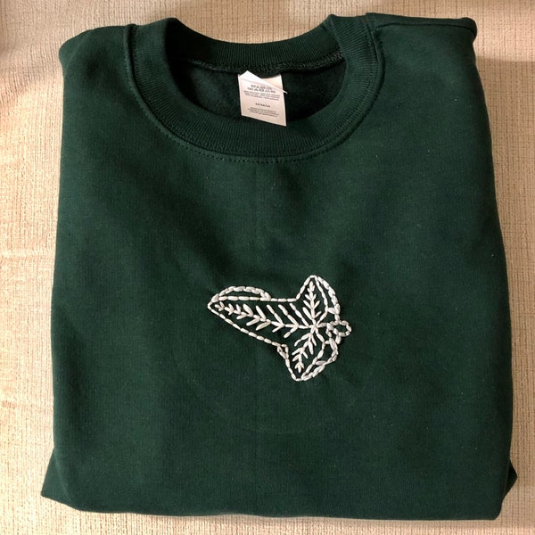 Leaves of Lorien elvish brooch sweatshirt, lord of the rings, emerald green sweatshirt, embroidery, hand stitched gift, the hobbit tolkein