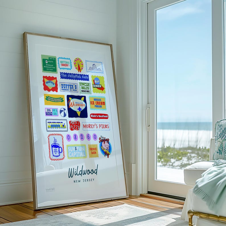 Peut inclure: Une affiche encadr&eacute;e de Wildwood, New Jersey, avec des enseignes color&eacute;es de style vintage pour les entreprises locales. Les enseignes comprennent des restaurants, des boutiques et des attractions. L'affiche est expos&eacute;e dans une pi&egrave;ce lumineuse avec vue sur l'oc&eacute;an.