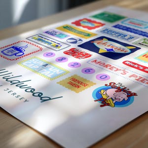 Peut inclure: Une affiche blanche avec divers logos et textes de style r&eacute;tro, dont "Wildwood, Jersey". Les logos incluent "Morey's Pier", "Mack's Pizza" et un cochon surfeur. Des chiffres et d'autres graphiques sont &eacute;galement pr&eacute;sents.