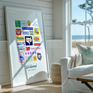 Peut inclure: Une affiche encadr&eacute;e pr&eacute;sentant des logos et enseignes color&eacute;s de style vintage de Wildwood, New Jersey. L'affiche comprend des logos pour diverses entreprises, comme un restaurant, un glacier et une boulangerie. Le mot "Wildwood" est &eacute;crit en &eacute;criture cursive.