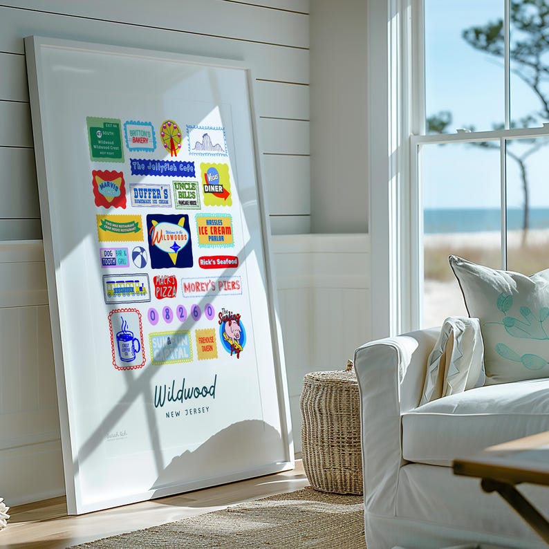 Peut inclure: Une affiche encadr&eacute;e pr&eacute;sentant des logos et enseignes color&eacute;s de style vintage de Wildwood, New Jersey. L'affiche comprend des logos pour diverses entreprises, comme un restaurant, un glacier et une boulangerie. Le mot "Wildwood" est &eacute;crit en &eacute;criture cursive.