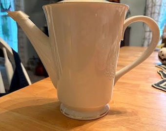 Lenox Gold Rim "Maywood" Pattern Tea/coffee pot with Lid