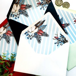 Fodera per buste stampabile per biglietti di auguri natalizi con bacche invernali, fodera per buste natalizie, fodera per buste con motivo floreale a strisce blu francese.
