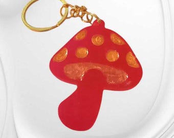 Llavero de seta roja hecho a mano / Llavero de resina estilo cottagecore / Lindo adorno de seta para bolso / Regalo original / Llavero de seta con purpurina dorada