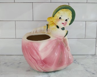 Menina loira vintage dos anos 1950 com chapéu, vaso de cerâmica feito nos EUA, com carimbo 98