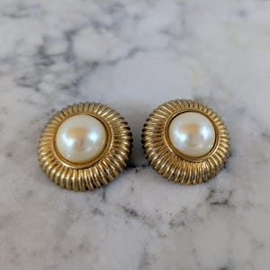 Pendientes vintage de clip redondos de oro y perla blanca de imitación cabujón de San Juan