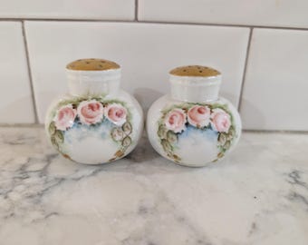 Saleiro e pimenteiro vintage floral e branco feito à mão com tampa de latão