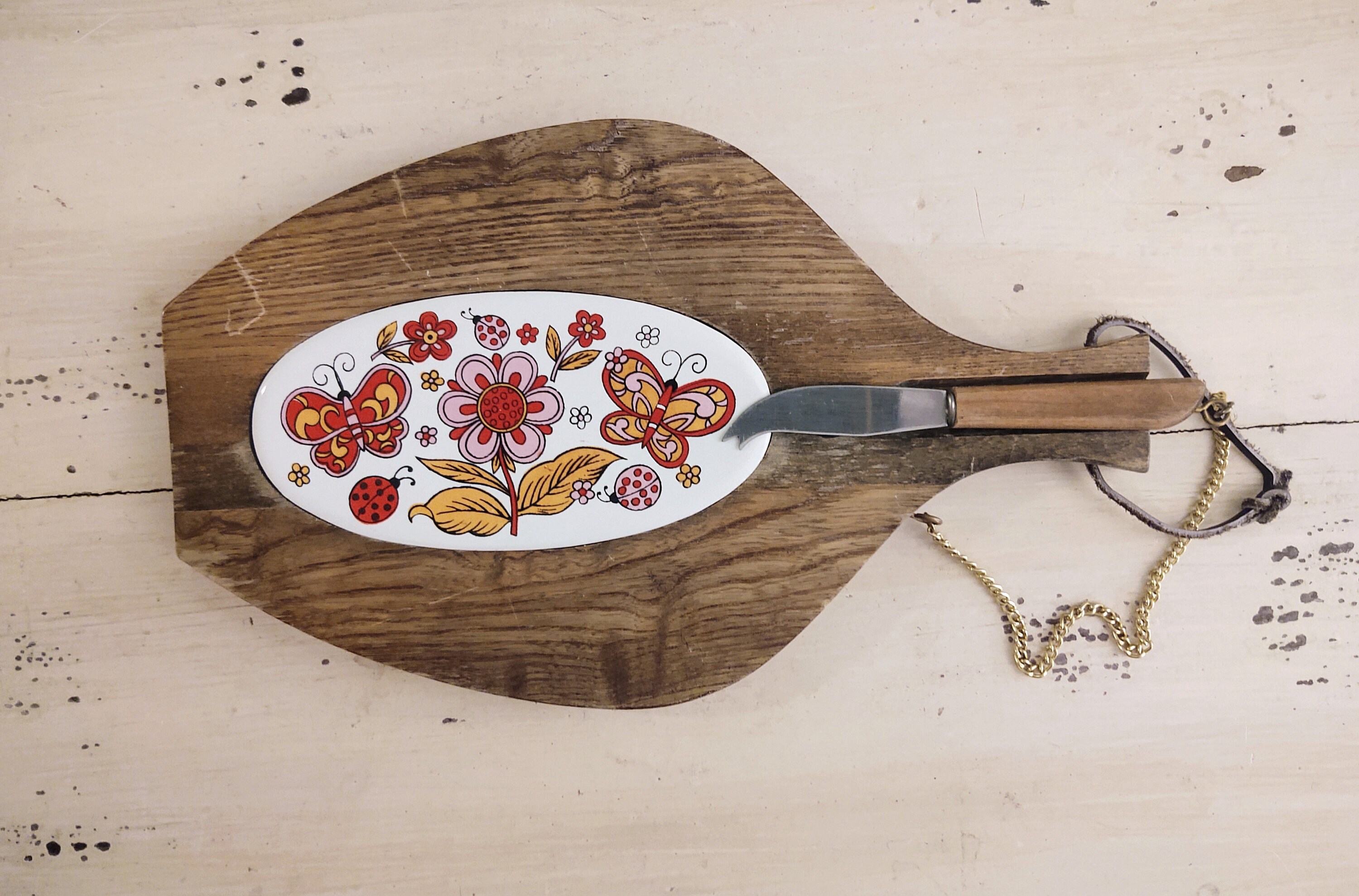 WOODEN 1970s FLORAL CERAMIC TILE INSERT VINTAGE CHEESE BOARD main image 0