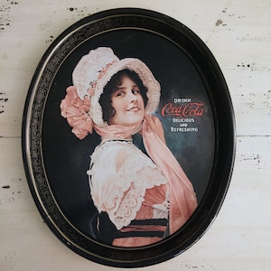 Vintage Coca-Cola blikken dienblad uit 1972, Victoriaanse vrouw