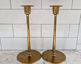 Par de castiçais vintage de latão com 24 cm de altura.