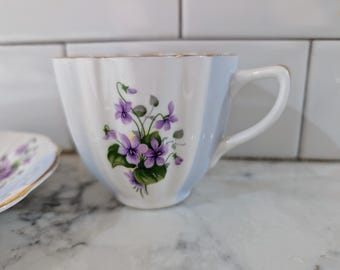 Xícara de chá e pires vintage Crownford Fine Bone China, roxo, floral, feito na Inglaterra