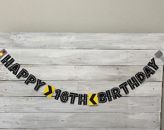 Puede incluir: Una pancarta de construcción negra y amarilla con el texto "Happy 16th Birthday".