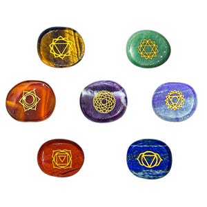 Le pietre dei chakra incise con grafico aiutano con bassa autostima, dipendenze, rabbia e altro utilizzando affermazioni, meditazione e carte