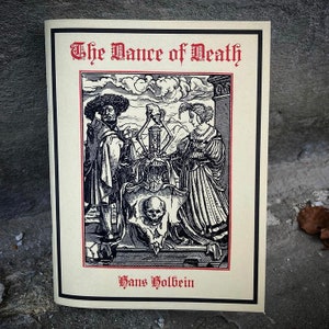 Puede incluir: Una ilustración en blanco y negro de "La Danza de la Muerte" de Hans Holbein. La imagen representa un esqueleto sosteniendo un reloj de arena, bailando con un hombre y una mujer.