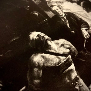Puede incluir: Una ilustraci&oacute;n en blanco y negro de un hombre con los ojos vendados, acostado de espaldas con los brazos extendidos. El hombre est&aacute; rodeado de otras figuras, algunas sentadas y otras de pie. La imagen es oscura y dram&aacute;tica, con una sensaci&oacute;n de misterio y suspense.