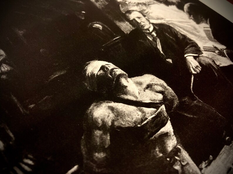 Puede incluir: Una ilustraci&oacute;n en blanco y negro de un hombre con los ojos vendados, acostado de espaldas con los brazos extendidos. El hombre est&aacute; rodeado de otras figuras, algunas sentadas y otras de pie. La imagen es oscura y dram&aacute;tica, con una sensaci&oacute;n de misterio y suspense.