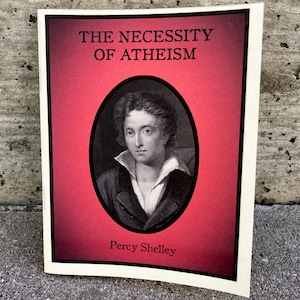 Puede incluir: Una portada de libro vintage con fondo rojo y un retrato en blanco y negro de Percy Shelley. El título del libro es "The Necessity of Atheism".