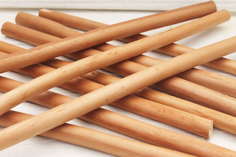 Peut inclure: Gros plan sur un tas de chevilles en bois brun naturel. Les chevilles sont lisses et ont une texture l&eacute;g&egrave;rement rugueuse.