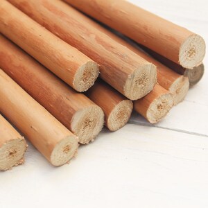 Peut inclure: Gros plan sur une pile de chevilles en bois, montrant les extr&eacute;mit&eacute;s coup&eacute;es des chevilles. Les chevilles sont de couleur brun clair et ont une finition lisse et polie.