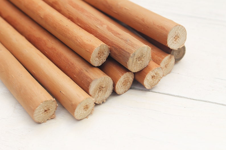 Peut inclure: Gros plan sur une pile de chevilles en bois, montrant les extr&eacute;mit&eacute;s coup&eacute;es des chevilles. Les chevilles sont de couleur brun clair et ont une finition lisse et polie.