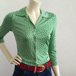 90s hace 70s blusa cuello con muescas verde blusa elástica 3/4 manga botón camisa KOOKAI blusa de primavera animal print 32 talla blusa de verano