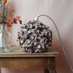 Lámpara de papel rosa antigua, lámpara de origami, lámpara de mesa, lámpara portátil, bola floral, artesanía de papel, papel plegado, lámpara de origami, FauxPlis