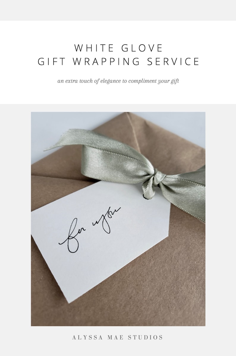 Puede incluir: Una bolsa de regalo de papel marr&oacute;n con una cinta verde salvia atada en un lazo. Una etiqueta de regalo blanca est&aacute; unida a la cinta con las palabras "para ti" escritas en caligraf&iacute;a negra.