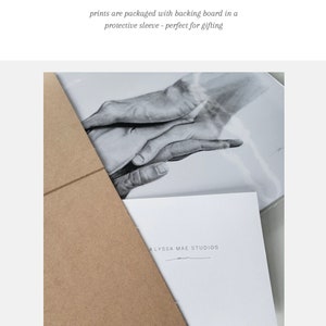 Puede incluir: Un paquete de papel marr&oacute;n con una tarjeta blanca en su interior. La tarjeta tiene el texto "ALYSSA MAE STUDIOS" impreso en ella. El paquete est&aacute; etiquetado con "PACKAGED WITH CARE" e incluye el texto "prints are packaged with backing board in a protective sleeve - perfect for gifting".