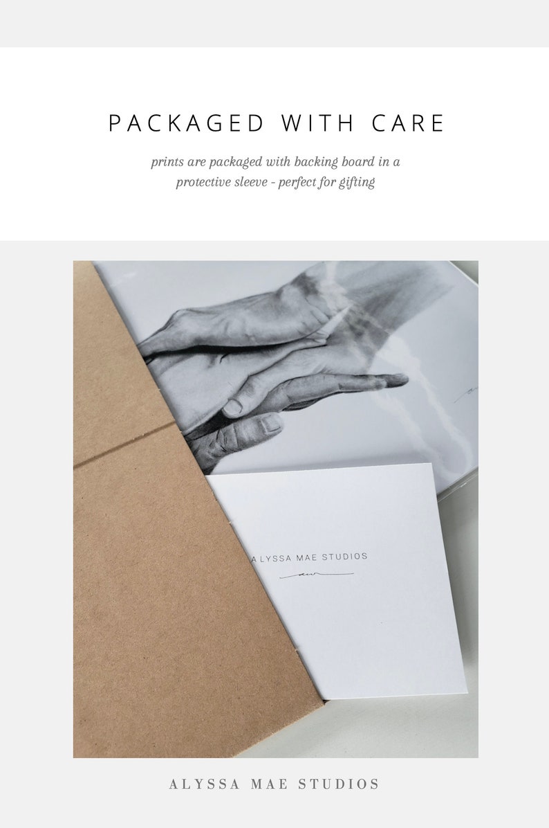 Puede incluir: Un paquete de papel marr&oacute;n con una tarjeta blanca en su interior. La tarjeta tiene el texto "ALYSSA MAE STUDIOS" impreso en ella. El paquete est&aacute; etiquetado con "PACKAGED WITH CARE" e incluye el texto "prints are packaged with backing board in a protective sleeve - perfect for gifting".