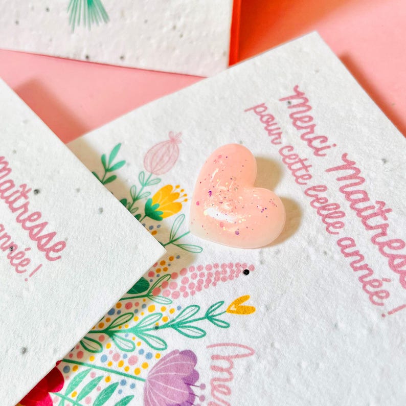 Carte à planter et pin's coeur en résine, cadeau personnalisé nounou, assmat, astem, maîtresse Rose paillettes