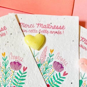 Carte à planter et pin's coeur en résine, cadeau personnalisé nounou, assmat, astem, maîtresse Jaune Paillettes