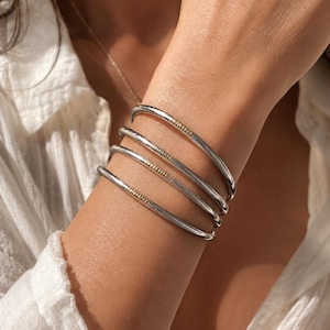 Buddhistische Tempelarmbänder aus Silber – Kumlai-Mantra-Armreifen, 4er-Set, mittlere Größe, wasserfest, leicht, stapelbar